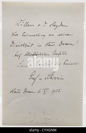 Kaiser Wilhelm II, cadre de présentation officiel UNE photo du Kaiser dans un uniforme de général gris champ portant des décorations.signature estampillée.sous verre dans un cadre en laiton émaillé (restes de dorure).il y a un dédicace sur le dos de la photo,'Willem v. S. E. Heyden zur Erinnerung an seine Dienstzeit in Haus Doorn! Auf Allerhöchten Befehl Seiner Majestät des Kaisers: Graf von Schwerin,Haus Doorn,6 XI.1932.'(Willem v. S. E. Heyden,en mémoire de son service à la Maison Doorn! Par ordre de sa Majesté l'Empereur: Comte von Schwerin,Doorn House,6 Nov,droits additionnels-Clearences-non disponible Banque D'Images