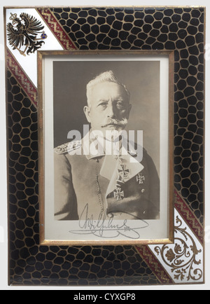 Kaiser Wilhelm II, un cadre de présentation officiel une photographie du Kaiser dans un uniforme de généraux gris-champ portant des décorations. Signature estampillée. Sous le verre dans un cadre en laiton émaillé (restes de dorures). Il y a un dévouement au dos de la photo, «Willem c. d. Heyden zur Ernerung an seine Dienstzeit in Haus Doorn! Auf Allerhöchsten Befehl Seiner Majestät des Kaiserers: Graf von Schwerin, Haus Doorn, 6 XI.C.» (Willem c. d. Heyden, à la mémoire de son service à Doorn House! Par ordre de sa Majesté l'empereur: Comte von Schwerin, Doorn House, 6 nov. Banque D'Images