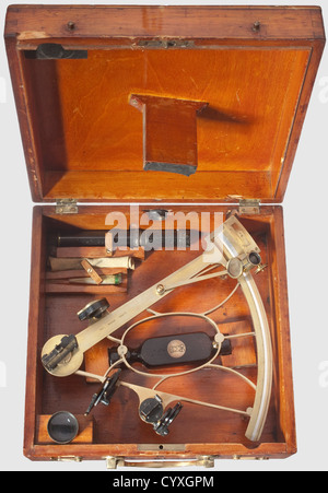 Un sextant, de la Marine royale prussienne instrument de précision de début de précision en laiton poli solide avec miroir pivotant, poignée et éléments filtrants. Proofmark « KM » et la signature du fabricant « R. Imme. Berlin. 1395',marque 'M / 86' sous la couronne impériale sur une plaque en laiton sur la poignée,en plus de la gravure 'H. Korup Kapitän' sur une petite assiette en ivoire. Dans le coffret en bois d'origine, portant la marque « M / 86 », poignée de transport en laiton, contenu : lunettes supplémentaires, accessoires de nettoyage. Traces d'âge et d'usure. Dimensions 31 x 30 x 12 cm,historique,historique,1900s,1910s,20th centu,droits-supplémentaires-Clearences-non disponible Banque D'Images