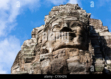 Gros plan du célèbre chef statue de prasat antique temple Bayon à Angkor Wat à Siem Reap, Cambodge site du patrimoine mondial de l'UNESCO Banque D'Images
