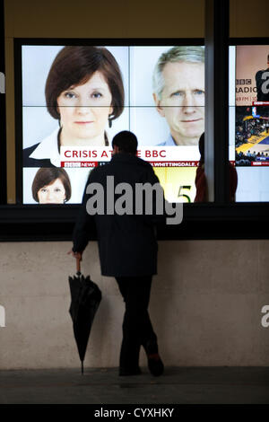 BBC Portland Place, London, UK. 12.11.2012 Un homme s'arrête pour regarder les titres de nouvelles sociétés en dehors de la BBC News Broadcasting House à Portland Place que BBC annonce la tête de news Helen Boaden et son adjoint Steve Mitchell ont tous deux démissionné aujourd'hui. Banque D'Images