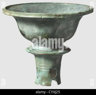 Un support de torche grec, 4e / 3e siècle avant J.-C. Bronze avec patine vert émeraude. Support de torche en deux parties (connexion de soudure libre) avec une douille courte et un bol à feu en forme de cloche plus large. Une inscription est rayée à l'intérieur. Diamètre 13 cm. Provenance: Collection privée dans le sud de l'Allemagne, acquise dans les années 1970 et plus tard, historique, historique, 20ème siècle, monde antique, monde antique, temps antique, objet, objets, alambics, coupure, découpe, découpes, méditerranéen, métaux précieux, métaux précieux, navire, navires, droits additionnels-Clearences-non disponible Banque D'Images