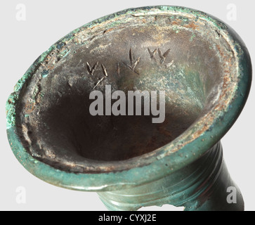 Un support de torche grec, 4e / 3e siècle avant J.-C. Bronze avec patine vert émeraude. Support de torche en deux parties (connexion de soudure libre) avec une douille courte et un bol à feu en forme de cloche plus large. Une inscription est rayée à l'intérieur. Diamètre 13 cm. Provenance: Collection privée dans le sud de l'Allemagne, acquise dans les années 1970 et plus tard, historique, historique, 20ème siècle, monde antique, monde antique, temps antique, objet, objets, alambics, coupure, découpe, découpes, méditerranéen, métaux précieux, métaux précieux, navire, navires, droits additionnels-Clearences-non disponible Banque D'Images