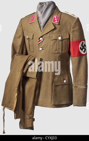 Sa Standarte Feldherrnhalle, uniforme d'un Unterturmführer le manteau fait de tissu brun olive, doublure en soie brune, les taches de collier rouge carmin avec un cording en celle continu, le patch droit avec un Wolfsangel appliqué avec emblème sa, le patch gauche avec étoiles de rang.les épaulières avec sous-couche grise et emblème appliqué du Standhhalnle.Feldle.Beerro Bracelet tissé avec inscriptions « Feldherrnhalle », bracelet, ruban EK2 et boucles de quelques ordres. Inclus : culottes d'équitation avec cravates, doublure en soie avec étiquette « SA-Stiefelhose », histoi, droits supplémentaires-Clearences-non disponibles Banque D'Images