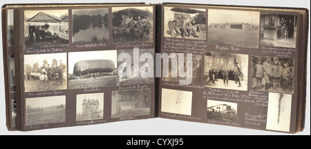 Un album photo d'un pilote de chasse, sur le front occidental de la première Guerre mondiale magnifiquement inscrit grand album photo avec un total de 288 photos et quelques articles de journaux, cartes postales et impressions d'activités de combat.photos de sa formation à Breslau, photos aériennes du front, très intéressant détails techniques de Divers modèles d'avion, partiellement avec camouflée peinture, véhicules et chars, aussi très révélateurs des images d'uniformes, base militaire, des images de la vie à l'avant comme expérimenté par les membres du corps d'air etc.spectaculairement larg, droits additionnels-Clearences-non disponible Banque D'Images