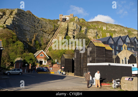 Le Funiculaire de la colline de l'Est à Hastings, Royaume-Uni, de pêcheurs avec boutiques net au premier plan Banque D'Images