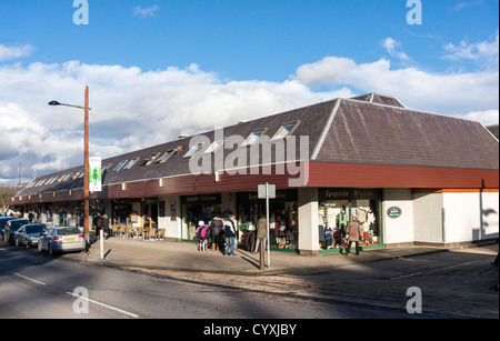 Comercial shopping unités dans la rue principale d'Aviemore Highland Speyside Ecosse Banque D'Images