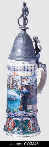 Un réserviste stein,S. M. torpille S 117 grès vitrifié stein du réserviste Daniel,1911 - 1914 à bord du torpille S 117. Riche décoration en polychrome et en relief partiellement doré avec des scènes de la vie d'un marin, comme stoker à la chaudière, estampillé « 1388 » fond, craquelure fine, le placage or en caoutchouc. Grande couverture en étain avec marin debout et bouée de vie à ses côtés, scènes d'artillerie en relief et lecture de bannière 'Deutschlands Flotte im Kampfe'(flotte allemande au combat), pouce sous forme de deux ancres. Hauteur 38.7 cm. Très rare,excellent,droits-supplémentaires-Clearences-non disponible Banque D'Images