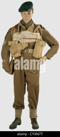 ARMEES ALLIEES 1939-1945, Commando du Premier Bataillon de Fusiliers Marins, dit « Commando Kieffer ». Sur mannequin (main droite manquante,la gauche montée),produit un béret vert de commando,pourtour cuir,marqué sur la double noire 'Kangol Wear Limited',flèche du WD,'1944',taille '6 1/4'(restes d'étiquette'1''''''''''''''''''''''''''''''''''''''''''''''''''''''''''' COMMANDO',foies marqué 'J R GAUNT C1943'. Blouson de Battledress anglais modèle 1940 avec tous ses boutons, étiquette intérieure 'A. Elbaum & Co Ltd, 1945(?)', tampon de taille '15'. Signataires,droits-supplémentaires-Clearences-non disponible Banque D'Images