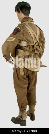 ARMEES ALLIEES 1939-1945, Commando du Premier Bataillon de Fusiliers Marins, dit « Commando Kieffer ». Sur mannequin (main droite manquante,la gauche montée),produit un béret vert de commando,pourtour cuir,marqué sur la double noire 'Kangol Wear Limited',flèche du WD,'1944',taille '6 1/4'(restes d'étiquette'1''''''''''''''''''''''''''''''''''''''''''''''''''''''''''' COMMANDO',foies marqué 'J R GAUNT C1943'. Blouson de Battledress anglais modèle 1940 avec tous ses boutons, étiquette intérieure 'A. Elbaum & Co Ltd, 1945(?)', tampon de taille '15'. Signataires,droits-supplémentaires-Clearences-non disponible Banque D'Images