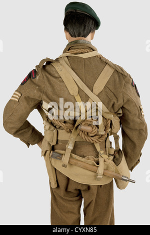 ARMEES ALLIEES 1939-1945, Commando du Premier Bataillon de Fusiliers Marins, dit « Commando Kieffer ». Sur mannequin (main droite manquante,la gauche montée),produit un béret vert de commando,pourtour cuir,marqué sur la double noire 'Kangol Wear Limited',flèche du WD,'1944',taille '6 1/4'(restes d'étiquette'1''''''''''''''''''''''''''''''''''''''''''''''''''''''''''' COMMANDO',foies marqué 'J R GAUNT C1943'. Blouson de Battledress anglais modèle 1940 avec tous ses boutons, étiquette intérieure 'A. Elbaum & Co Ltd, 1945(?)', tampon de taille '15'. Signataires,droits-supplémentaires-Clearences-non disponible Banque D'Images