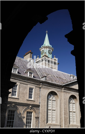 Royal Hospital Kilmainham, tour de l'horloge vue à travers une arche de la cour du cloître. L'Irlande du Nord République d'Irlande Europe Banque D'Images