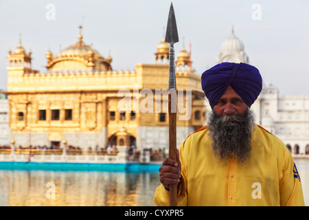 L'Inde, Punjab, Amritsar, Portrait de guard holding Sikh Temple d'or à la lance Banque D'Images