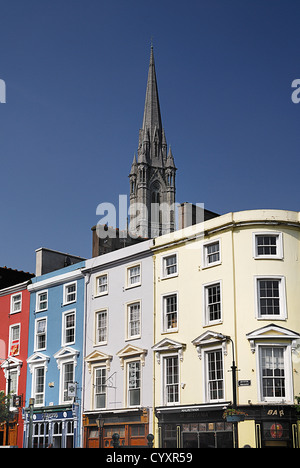 Donnant sur la cathédrale Saint-colman maisons colorées. L'Irlande du Nord République d'Irlande Europe Banque D'Images