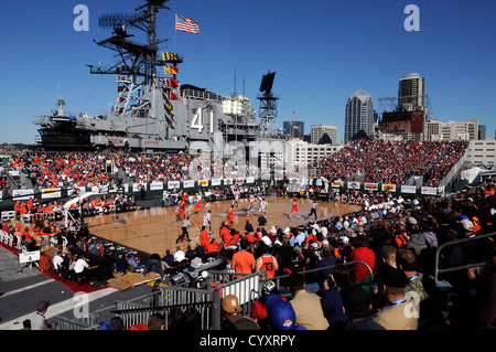 SAN DIEGO (nov. 11, 2012) l'Université de Syracuse et San Diego State University s'affrontent à bord de l'envol de l'USS Midway Banque D'Images