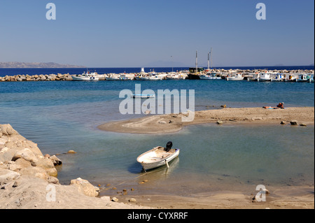 Petit port de pêche dans le village de Kamari, sur la baie de Kamari Kefalos près de l'île de Kos, Grèce Banque D'Images