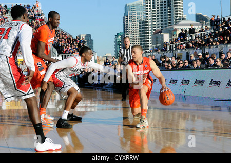 SAN DIEGO (nov. 11, 2012) San Diego State University Chase Tapley, défend Syracuse University Brandon triche, à bord de l'envol de l'USS Midway Museum, le plus ancien transporteur de la Marine américaine, au cours de la "bataille sur le Midway" match de basket-ball. Nort Banque D'Images