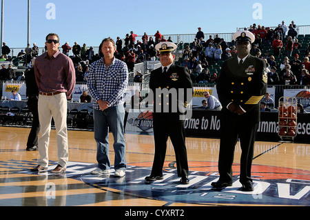 SAN DIEGO (nov. 11, 2012) Les récents diplômés de militaire San Diego State University ont été honorés à bord de l'envol de l'USS Midway Museum, le plus ancien transporteur de la Marine américaine, au cours de la "bataille sur le Midway" match de basket-ball. Northrop Grumman pla Banque D'Images