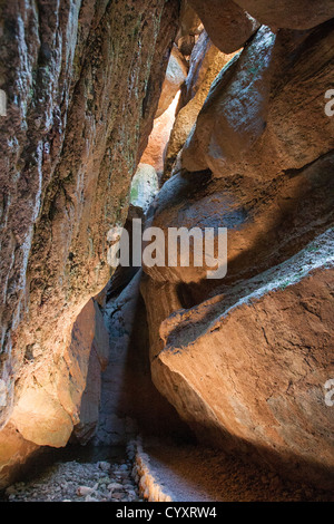 Une caverne à Pinnacles National Monument en Californie. Banque D'Images