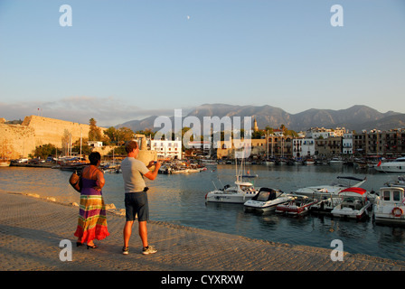 KYRENIA (GIRNE), Chypre du Nord. Les vacanciers par le port. L'année 2009. Banque D'Images