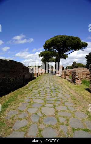 Italie, Rome, Ostia Antica, decumanus maximus, route romaine Banque D'Images