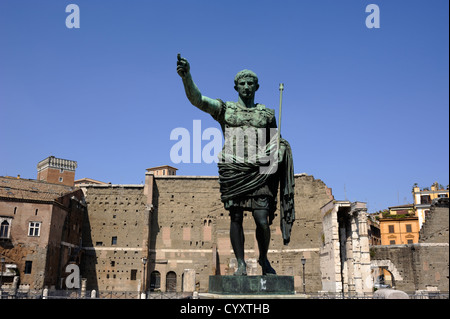 Italie, Rome, statue de l'empereur romain Julius César Augustus et forum d'Auguste Banque D'Images