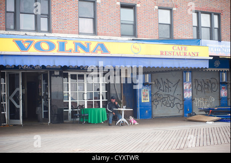 Un homme et son chien sur la promenade de Brighton Beach à Brooklyn après l'Ouragan Sandy Banque D'Images