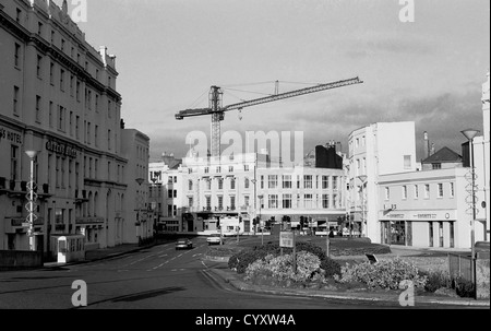 Le centre-ville de Hastings en 1979 à la place d'Harold vers Queens Road et de la grue sur le central téléphonique. Banque D'Images