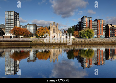 Vue nord de l'autre côté de la rivière Clyde avec St Andrew's cathédrale catholique romaine au centre, Glasgow, Écosse, Royaume-Uni Banque D'Images