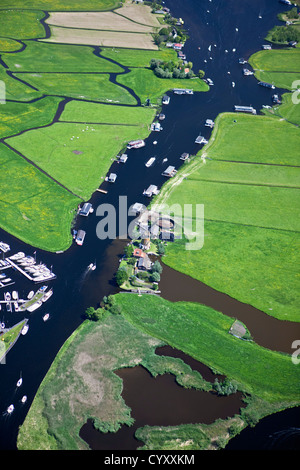 Les Pays-Bas, Warmond, Moulin, yachts et bateaux dans les lacs appelé Kager Plassen. Vue aérienne. Banque D'Images