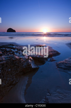 Coucher de soleil sur la plage de Trebarwith Strand à Cornwall, England, UK Banque D'Images