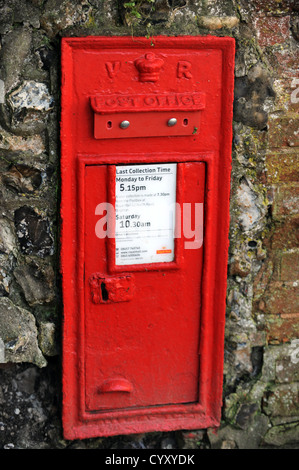 Un royal mail postbox désaffecté et bloqué Banque D'Images