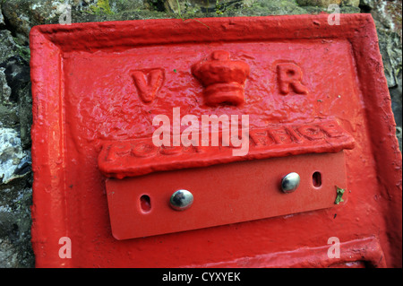 Un royal mail postbox désaffecté et bloqué Banque D'Images