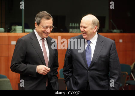 12 Nov 2012 - Bruxelles (Belgique) - Président de la Banque centrale européenne Mario Draghi et le ministre irlandais des Finances, Michael Noonan, parler au cours d'une réunion de l'Eurogroupe. Credit : BERNAL REVENIR/ Alamy live news. Banque D'Images