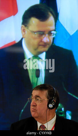 L'Assemblée parlementaire de l'OTAN Le président Karl Lamers écouter le discours du Premier Ministre tchèque Petr Necas lors de l'Assemblée parlementaire de l'OTAN à Prague le lundi, Novembre 12, 2012. L'OTAN doit rester forte et capable de défense, les menaces de sécurité existent également au moment de la crise, a déclaré M. Rasmussen. (Photo/CTK Michal Kamaryt) Banque D'Images