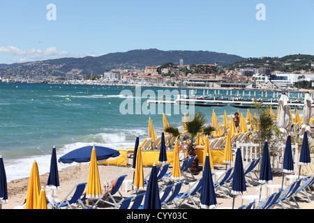 Bord de mer de Cannes avec toile de fond de la montagne Banque D'Images