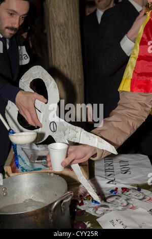 12 novembre 2012, Guildhall, Londres, Royaume-Uni. Comme le maire de Londres organise un banquet pour les banquiers et les hommes d'affaires de la ville, une manifestation contre l'austérité l'a lieu d'en face. PIIGS nommée et plèbe de Londres. PIIGS sont le peuple du Portugal, Italie, Irlande, Grèce et Espagne, ces pays qui ont le plus souffert en raison de la coupe. Banque D'Images