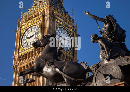 Cheval et char statue de la Reine Boudicca et ses filles au-dessous de Big Ben au remblai, Westminster, Londres, Angleterre, RU Banque D'Images