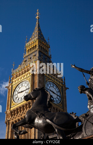 Cheval et char statue de la Reine Boudicca et ses filles au-dessous de Big Ben au remblai, Westminster, Londres, Angleterre, RU Banque D'Images