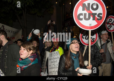 12 novembre 2012, Guildhall, Londres, Royaume-Uni. Comme le maire de Londres organise un banquet pour les banquiers et les hommes d'affaires de la ville, une manifestation contre l'austérité l'a lieu d'en face. PIIGS nommée et plèbe de Londres. PIIGS sont le peuple du Portugal, Italie, Irlande, Grèce et Espagne, ces pays qui ont le plus souffert en raison de la coupe. Banque D'Images