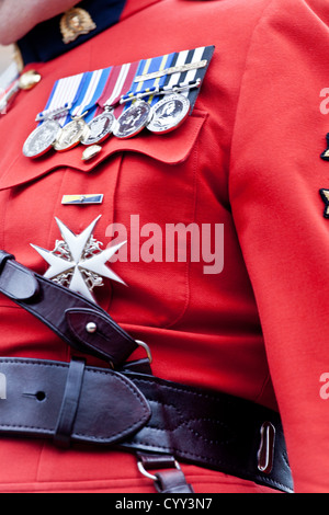 Un gendarme habillés en uniforme portant ses médailles sur le jour du Souvenir au cénotaphe à Vancouver's Place de la victoire. Banque D'Images