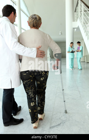 Aide médicale personnes âgées femme en balade Banque D'Images