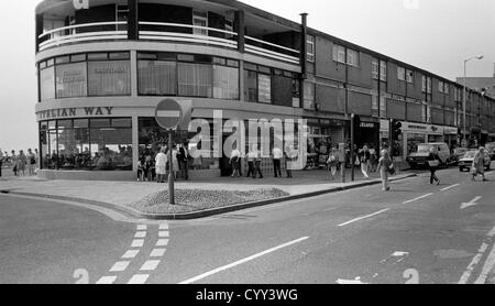 Le centre-ville de Hastings en 1982 jusqu'à la rue en direction du château avant la piétonisation de Woolworths. Banque D'Images