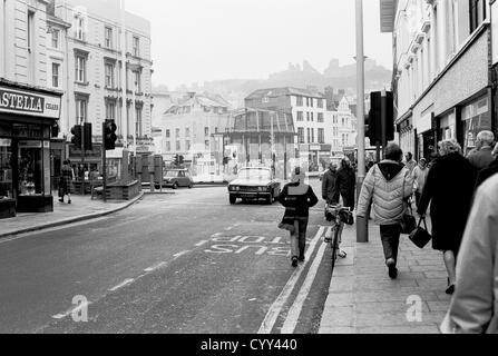 Robertson street à Hastings en 1979 à vers le château sur la colline. Banque D'Images