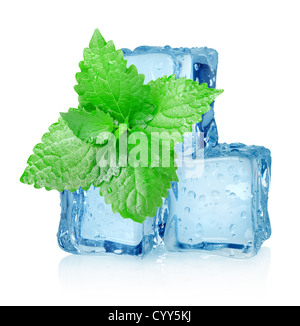 Trois cubes de glace à la menthe et isolé sur fond blanc Banque D'Images