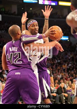 11 janvier 2013 - Los Angeles, Californie, États-Unis - lakers Dwight Howard centre travaille à se rendre à la corbeille alors que Kings réserver Chuck Hayes défend que les Lakers de Los Angeles à l'encontre de l'visiter Sacramento Kings 103- 90 au Staples Center de Los Angeles le dimanche, Novembre 11, 2012. (Crédit Image : © Burt Harris/Prensa Internacional/ZUMAPRESS.com) Banque D'Images