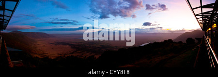 Une photo panoramique fusion depuis le bord du cratère du Ngorongoro. Tanzanie Banque D'Images