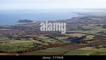 Vue aérienne de la côte vers le sud de Scarborough, Yorkshire Banque D'Images