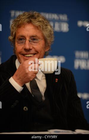 12 novembre 2012 - Washington, District of Columbia, États-Unis - 11/12/12- Le National Press Club de Washington DC-..Rock and Roll Legends Roger Daltrey et Pete Townshend de la bande qui parlent aux journalistes sur le cancer chez l'enfant.(Image Crédit : © Christy Bowe/Photos/ZUMAPRESS.com) Globe Banque D'Images