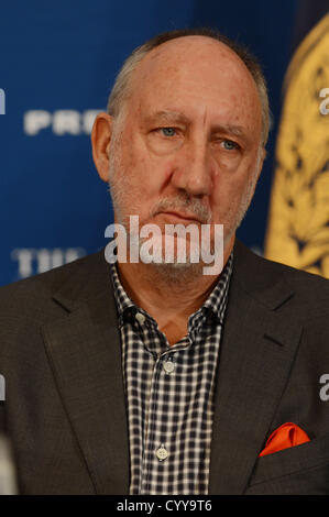 12 novembre 2012 - Washington, District of Columbia, États-Unis - 11/12/12- Le National Press Club de Washington DC-..Rock and Roll Legends Roger Daltrey et Pete Townshend de la bande qui parlent aux journalistes sur le cancer chez l'enfant.(Image Crédit : © Christy Bowe/Photos/ZUMAPRESS.com) Globe Banque D'Images